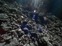 Zondes nosūtītās fotogrāfijas no Rjūgū liecina, ka asteroīda virsma ir raupja un klāta ar laukakmeņiem.
Foto — AFP/LETA