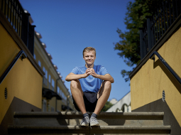 «Pie panākumu sajūtas cenšos pierast jau trešo gadu, bet neizdodas un varbūt arī nevajag,» smaidot saka jaunais talants fizikā Jānis Hūns, kurš šovasar absolvēja Rīgas Valsts 1. ģimnāziju un gaida atbildi no Kembridžas Universitātes — vai ir uzņemts.
Foto — Edmunds Brencis