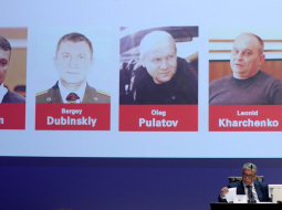 Krievijas pilsoņi Igors Girkins (no kreisās), Sergejs Dubinskis un Oļegs Pulatovs, kā arī Ukrainas pilsonis Leonīds Harčenko tiek atzīti par apsūdzētajiem Malaizijas pasažieru lidmašīnas notriekšanā virs Austrumukrainas 2014. gada jūlijā. Foto: REUTERS/Scanpix