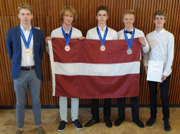 Latvijas skolēni - starptautiskās fizikas olimpiādes uzvarētāji. Publicitātes foto