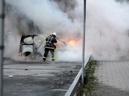Ugunsdzēsējs dzēš aizdedzinātu auto jauniešu grautiņu laikā, kas vairākos Stokholmas rajonos tika piedzīvoti pērn maijā.
Foto — Reuters/Scanpix