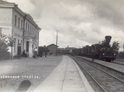 Dzērbene bija viena no nozīmīgākajām stacijām dzelzceļa līnijā Ieriķi—Gulbene.
Foto — Zudusī Latvija / LNB