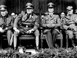 Alfrēds Rozenbergs (otrais no labās) un Austrumzemes augstākie vācu vietvalži Dobeles pilsdrupās noraugās reihsleitera vizītei par godu sarīkotā priekšnesumā. 1942. gads. Vācijas Federālais arhīvs