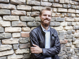 «Tajā ir kaut kas no alķīmijas un maģijas,» Gustavs Jānis Mežciems stāsta par aizrautību ar ķīmiju. «Sajauc dažādas lietas un dabū kaut ko pavisam citu.»
Foto — Ieva Salmane