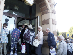 PNB bankas klienti rindā pie bankas galvenās filiāles Raiņa bulvārī 22.augustā, kad sākās garantēto atlīdzību izmaksa.
Foto — LETA
