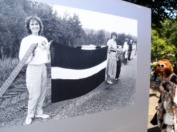 "Baltijas ceļam" veltītā lielformāta fotoizstāde "Akcija "Baltijas ceļš 1989"" Brīvības laukumā. Foto: Paula Čurkste, LETA