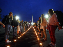 Par godu Baltijas ceļa 30. gadadienai pie Brīvības pieminekļa notiek svecīšu ceļa iedegšana. Foto: Edijs Pālens, LETA