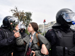 Omonieši Maskavā aiztur kādu protestētāju.  Foto: AFP/Scanpix