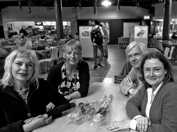 Mirklis Cīrihes lidostā: kreisajā pusē Inga Ābele un Gundega Repše, labajā — Šveicē dzīvojošie Gunārs Štrekeizens un Ilze Šordereta, kuriem «ir tradīcija lidostā bildēties ar rakstniekiem, kas laipni apciemo mūsu literatūras klubu». 2019. gada jūnijs.