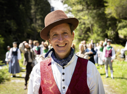 Jodelētāja Albina Paulus ierakstam ar Auļiem un tautas deju ansambli Vektors, kas tapis gleznainajā Gasteinas ielejā Austrijā, YouTube ir vairāk nekā 10 000 skatījumu. Šonedēļ viņš ar latviešiem koncertē piecās Latvijas pilsētās.
Foto — Gatis Indrēvics