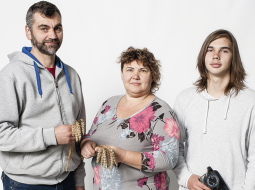 Z/s Torņkalni saimnieki Andris un Daiga Gargurņi ar dēlu Andri.
Foto — Ieva Salmane