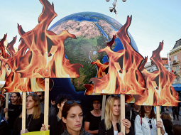 Studentu gājiens pasaules klimata streikā 20. septembrī Horvātijas galvaspilsētā Zagrebā.
Foto — AFP/LETA