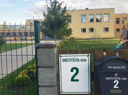 Siguldas bērnudārzs Saulīte, kur saslima vairāki bērni. Līdzīgi saslimšanas gadījumi konstatēti arī citos bērnudārzos, kurus visus vieno viens ēdināšanas nodrošinātājs.
Foto — Anna Zvejniece