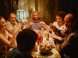 Galvenā varoņa mātes lomā Ieva Puķe (centrā).
Publicitātes foto