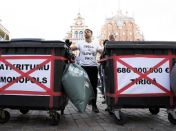 Biedrības Pilsoņu vara rīkotais pikets Rātslaukumā  pret Rīgas domes atkritumu apsaimniekošanas politiku 12. septembrī.
Foto — LETA