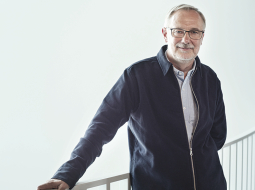Mārcis Auziņš.
Kāpēc mācīties? Es atrodu daudzus lielisku profesoru lekciju kursus. Cool, kā teiktu amerikāņi. 
Ieteikums. Izmēģiniet! No šādām lekcijām, kā teiktu ķīmiķi, pavisam noteikti ir «sausais atlikums».
Foto — Reinis Inkēns