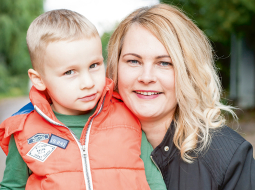 «Es tikai priecājos, ka viss ir labi beidzies, ka viņš man ir,» saka Aiga Pilsētniece. Taču viņa nesaprot, kāpēc aklās zarnas operāciju dēlam Eldrigo nevarēja veikt augstākā līmeņa reģionālajā slimnīcā, kāda ir Jelgavā.
Foto — Ieva Salmane