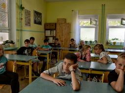 Sīriešu bēgļa Burhana Ahmada (priekšplānā) ģimene tika uzaicināta apmesties Golzovas ciemā Austrumvācijā, jo mērs tādā veidā vēlējās atdzīvināt izmirstošo apdzīvoto vietu.
Foto — The New York Times