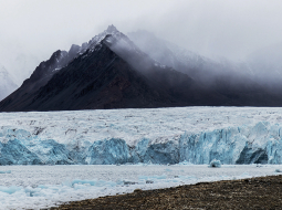 Tundra, ledājs un 400 metrus augsta kalnu virsotne vienlaikus.
Foto — Kristaps Lamsters