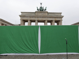 Brandenburgas vārti Berlīnē, Vācijākādreiz sadalītās Vācijas daļu apvienošanos. Foto: Scanpix/LETA