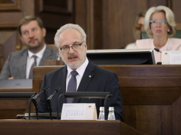 Valsts prezidents Egils Levits saka uzrunu Saeimas rudens sesijas atklāšanas plenārsēdē. Foto: Evija Trifanova, LETA