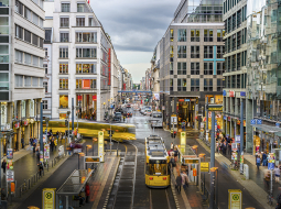 Friedrichstrasse, Mitte rajonā. Zilās caurules, kas redzamas fonā, var pamanīt visā Berlīnē, arī rozā krāsā. 
Tās izskatās kā mākslas instalācija, bet patiesībā uztur vienā līmenī grunstūdeņus, jo Berlīne atrodas purvainā vietā.
Foto — Shutterstock