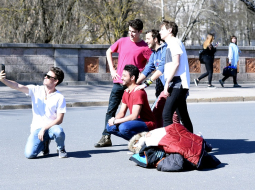 Tūristi laukumā pie Brīvības pieminekļa. Foto: Zane Bitere, LETA