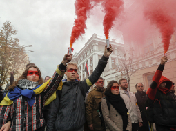 Ukrainas galvaspilsētā Kijevā svētdien 10 tūkstoši cilvēku protestēja pret ideju noteikt īpašu statusu Donbasam. Protesta iemesls bija pagājušajā nedēļā Ukrainas delegācijas Minskā parakstītā trīspusējā vienošanās par konflikta noregulējumu Austrumukrainā, kas paredz īpašu statusu Donbasam. Prezidents Volodimirs Zelenskis noraidīja kritiku, ka šāds plāns būtu piekāpšanās Krievijai.
Foto — AFP/LETA