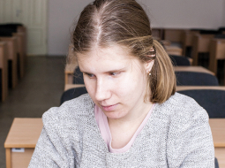 Mans ceļš ir mana brīvība un mans pienākums — šī atziņa kļuvusi par Līvas (20) moto, šoruden sākot studijas Latvijas Kultūras akadēmijā. Studijas Līva savieno ar mācībām mūzikas vidusskolā un nākotnē cer kļūt par mūzikas skolotāju neredzīgiem bērniem kā viņa pati.
Foto — Ieva Salmane