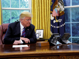 Donalds Tramps vairākas reizes lūdzis ukraiņus sākt izmeklēt Džo Baidenu, kas varētu būt viņa lielākais sāncensis nākamgad paredzētajās ASV prezidenta vēlēšanās. Tajā pašā laikā ASV prezidents bez jebkāda paskaidrojuma iesaldēja ukraiņiem atvēlēto finansiālo palīdzību.
Foto — Scanpix