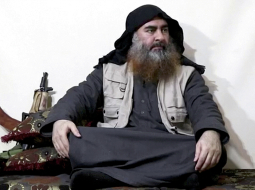 Daesh līderis Abū Baktu el Bagdadi videoierakstā, kas tika izplatīts šā gada aprīlī. FOTO — scanpix