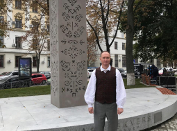 Arhitekts Aleksis Babuškins pie Latvijas skvēra, kur starp bruģa akmeņiem ir no granīta flīzēm izlikta mūsu zemes kontūra un mākslinieka Mārtiņa Līņa veidota stēla jeb granīta stabs ar izgaismotu Austras koku.
Foto no personīgā arhīva