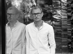 Mārtiņš Ķibilds TV raidījuma Adreses filmēšanā. Foto — Jānis Šēnbergs un no ģimenes arhīva