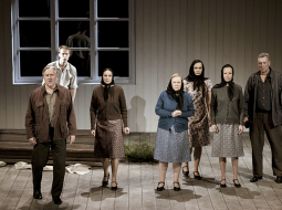 Izrādē spēlē laikmetīgajam teātrim nenormāli liels aktieru skaits — gandrīz trīsdesmit.
Foto — Kristaps Kalns