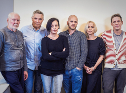 Dailes teātra aktieri Juris Bartkevičs (pa kreisi), Juris Žagars, Vita Vārpiņa, Lauris Dzelzītis, Rēzija Kalniņa un Artūrs Skrastiņš.
Foto — Edmunds Brencis