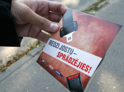 Satiksmes drošības kampaņa „Redzi jostu – sprādzējies!“. Foto: Ieva Čīka, LETA