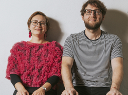 Ģertrūdes ielas teātra vadītājs Andrejs Jarovojs un producente Maija Pavlova ir lietišķi romantiķi un rīkojas saskaņā ar teicienu, ka drāmai jāpaliek uz skatuves.
Foto — Lauris Aizupietis