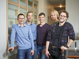Tildes mākslīgā intelekta attīstības komanda: Mārcis Pinnis (pa kreisi), Roberts Rozis, Valters Šics, Rihards Krišlauks un Toms Bergmanis.
Foto — Edmunds Brencis