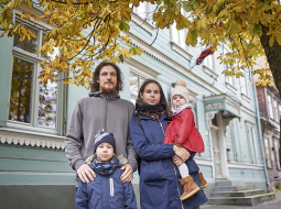 Ikdienā Zumbergu ģimene runā latviski, bet reizēm Reinis un Linda sabiedriskās vietās mēdz runāt lībiski — tā ir viņu slepenā valoda. Arī sešgadīgais Ernests jau zina dažus vārdiņus, bet mazajai Emmai viss vēl priekšā.
Foto — Edmunds Brencis