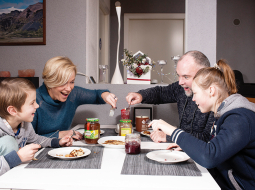 Parasti galdā ir plānās pankūkas vai rauga pankūkas. Vienmēr un obligāti — pašu vārīts ābolu džems ar kanēli.
Foto — Ieva Salmane