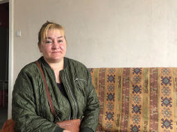 Iveta Vīnberga zaudējusi vienu kāju. Naudu operācijai viņa aizņēmās. Taču došanās pie «glābējiem» ierāva ģimeni nesaprotamu darījumu virpulī, kā rezultātā Ivetas ģimene zem tirgus cenas pārdeva gan māju, gan dzīvokli.
Foto — Liene Barisa-Sermule
