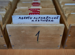 Čekas aģentu alfabētiskās kartotēkas kastīte. Foto: Edmunds Brencis