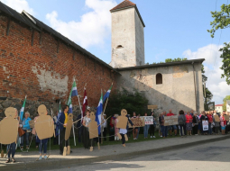 Šovasar augustā Dundagā notika iedzīvotāju demonstrācija, lai paustu attieksmi pret domes darbu. Foto no "Talsu Vēstīm"