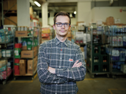 Pirms divām nedēļām Emīls izglāba kolēģi, veicot viņai netiešo sirds masāžu. Tagad visos Rimi hipermārketos Latvijā ir pieejami defibrilatori. «Būtu noderējis agrāk!» saka Emīls.
Foto — Edmunds Brencis