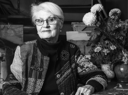 «Savos spēka gados Džemma gleznoja nevis pie molberta, bet uz grīdas, un viņai patika jaunu tehniku izaicinājumi, patika vērot nejaušības krāsas klāšanas gaitā, ļauties tām vest uz jauniem risinājumiem,» stāsta mākslas vēsturniece Laima Slava, kas uzrakstījusi pētījumu par Džemmu Skulmi.
Foto — Lauris Aizupietis, F64/Ir arhīvs