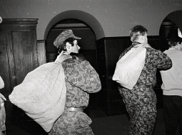 1991.gada 27.novembrī Augstākās Padomes apsardzes vīri parlamentā ienes čekas dokumentus.
Foto — Uldis Briedis