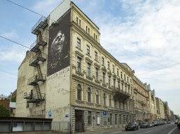 Jaunā Rīgas teātra vēsturiskās mājvietas Lāčplēša ielā 25 pārveide apstājusies arhitektu un būvnieku nesaskaņu dēļ. Foto: Edijs Pālens, LETA