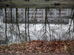 Mājas atspulgs ūdenī. Foto: Evija Trifanova, LETA