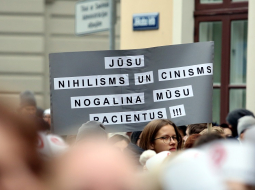 Mediķu protesta akcija "Viena diena bez medicīnas personāla" pie Saeimas. Foto: Edijs Pālens, LETA