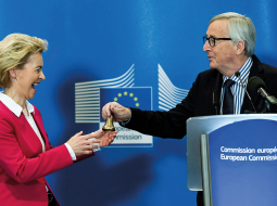 Līdzšinējais Eiropas Komisijas prezidents Žans Klods Junkers 3. decembrī nodod simbolisko vadības zvaniņu savai amata mantiniecei Urzulai fon der Leienai.
Foto — AFP/LETA